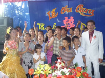 Co Tau et son mari entourés des enfants du Centre